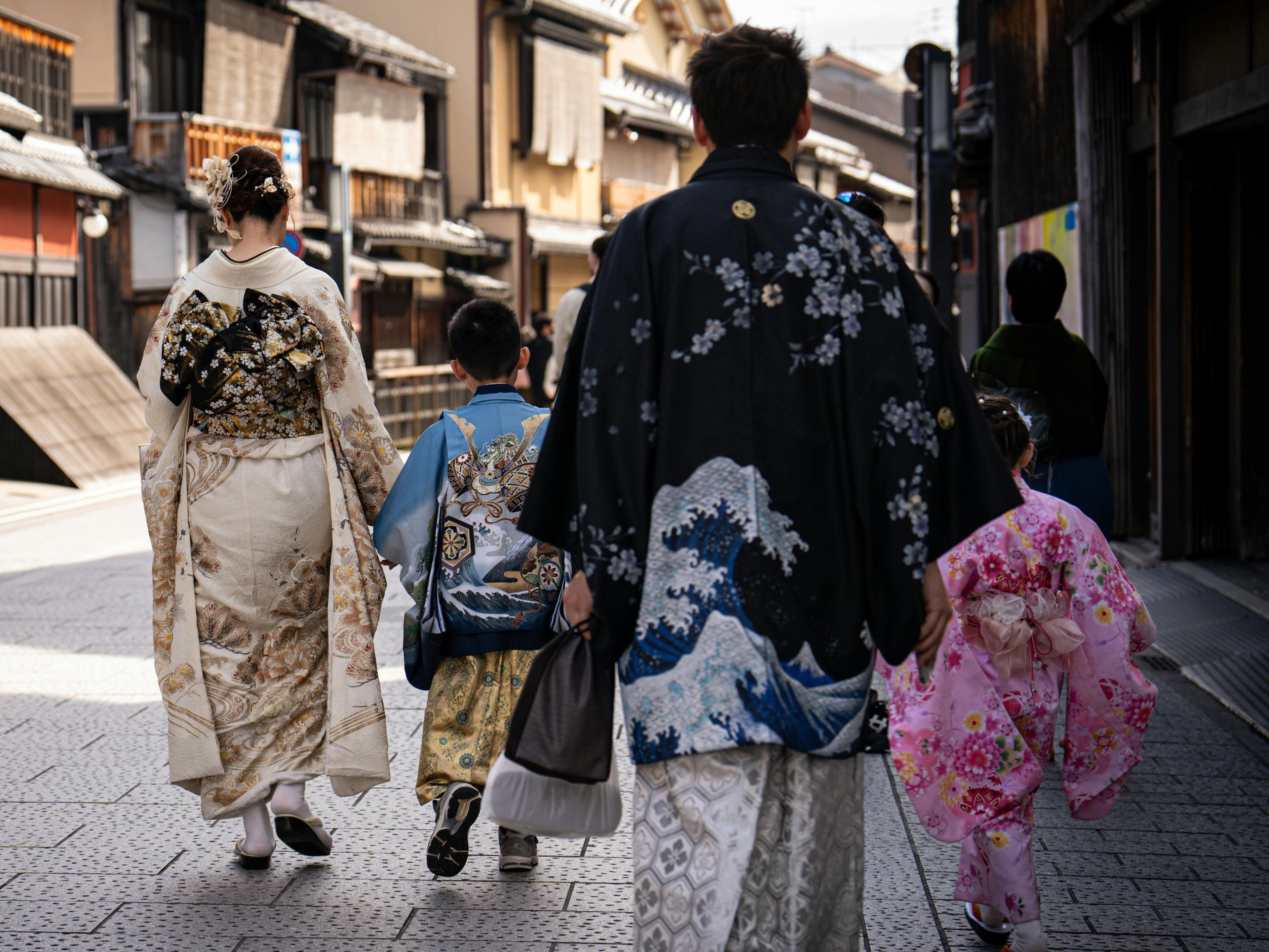Une famille au Japon en kimono dans les rues de Kyoto