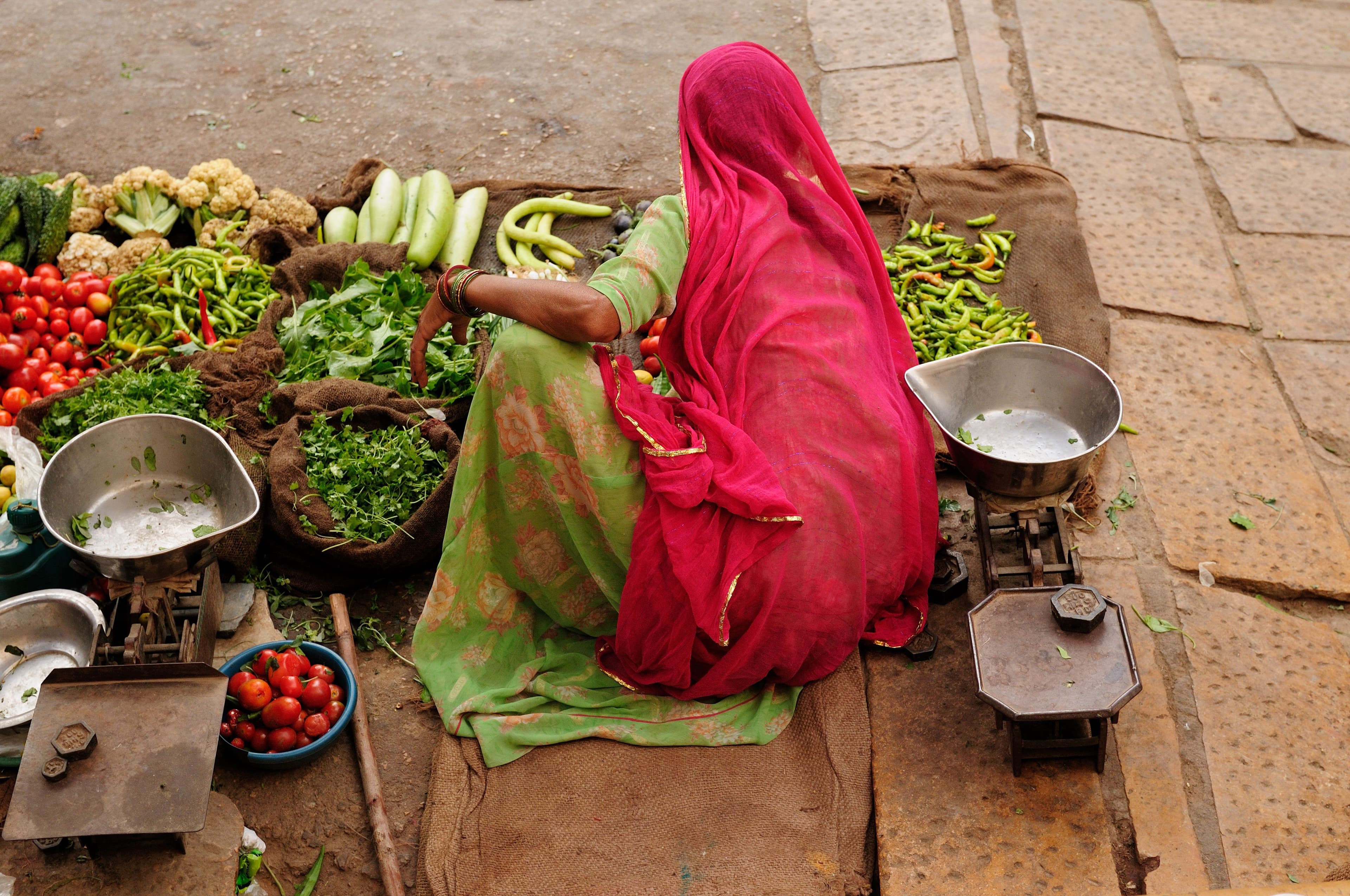 Voyageur déambulant dans les ruelles animées de Delhi, entre monuments anciens et atmosphère métropolitaine intense – immersion en Inde.