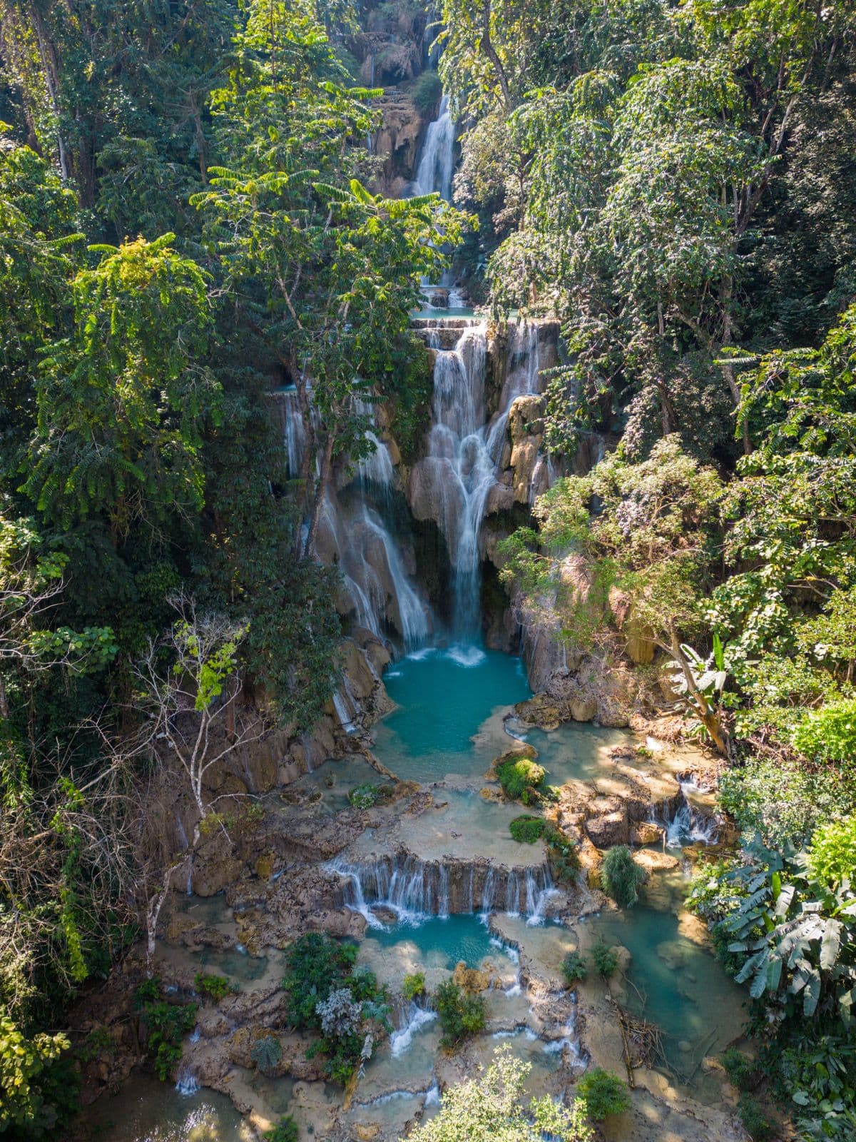 Voyage au Laos — les cascades de Kuang Si avec leurs eaux turquoise caractéristiques à Luang Prabang