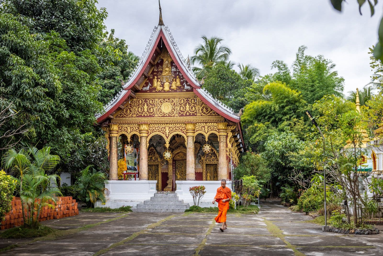 Voyage au Laos — atmosphère contemplative et tranquille du Wat Pa Phai, refuge spirituel en centre-ville