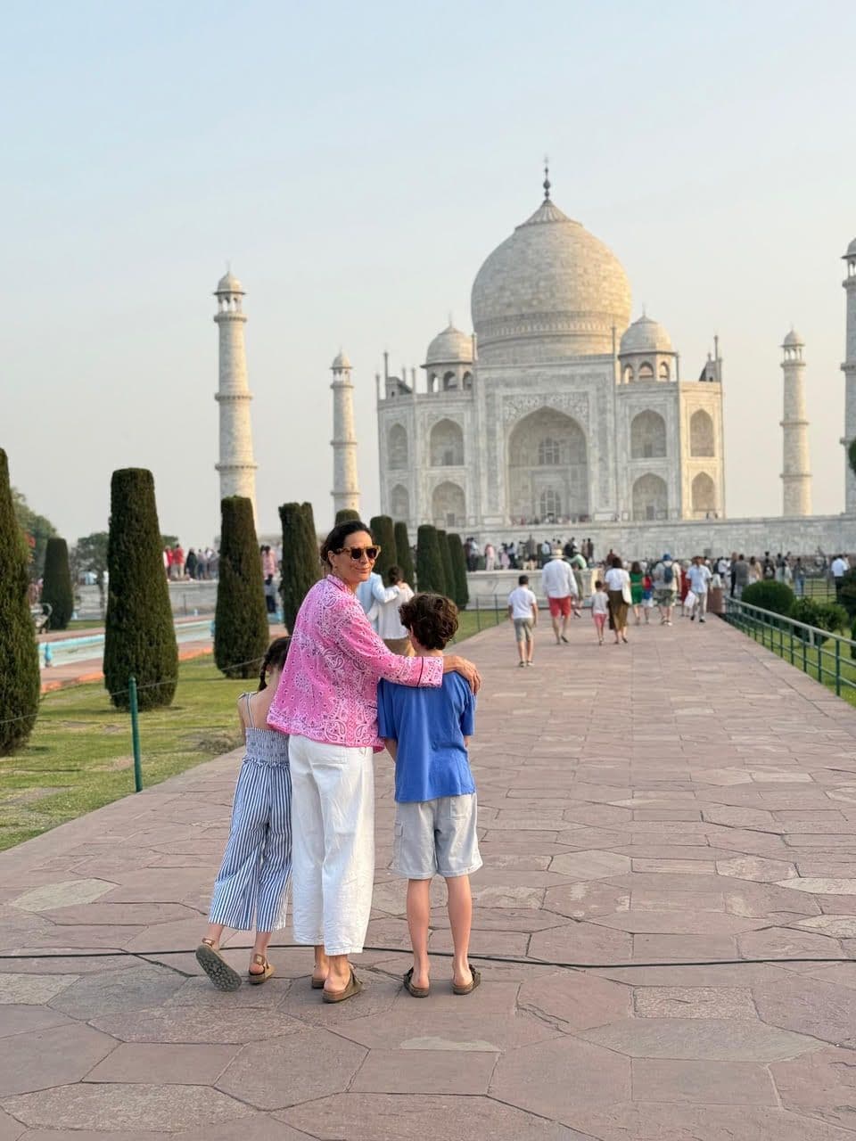 Voyage en Asie : maman et deux enfants visitent le Taj Mahal en Inde, un moment de découverte partagée en famille.