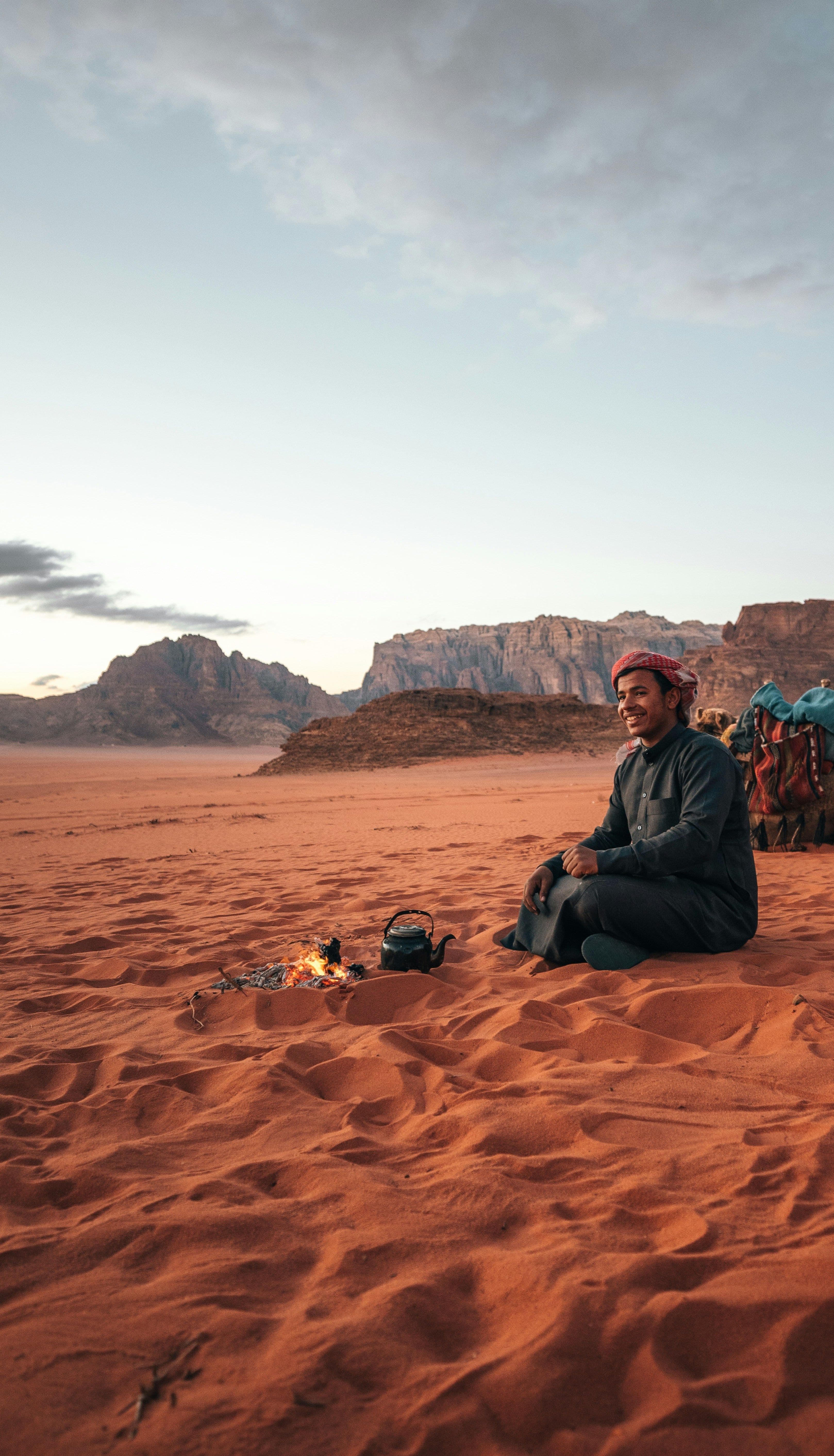 Voyage en Jordanie : Bédouin assis dans le désert du Wadi Rum
