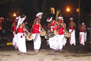 esalaperahera-religiose-und-kulturelle-bedeutung-eines-spektakularen-festzugs.htm