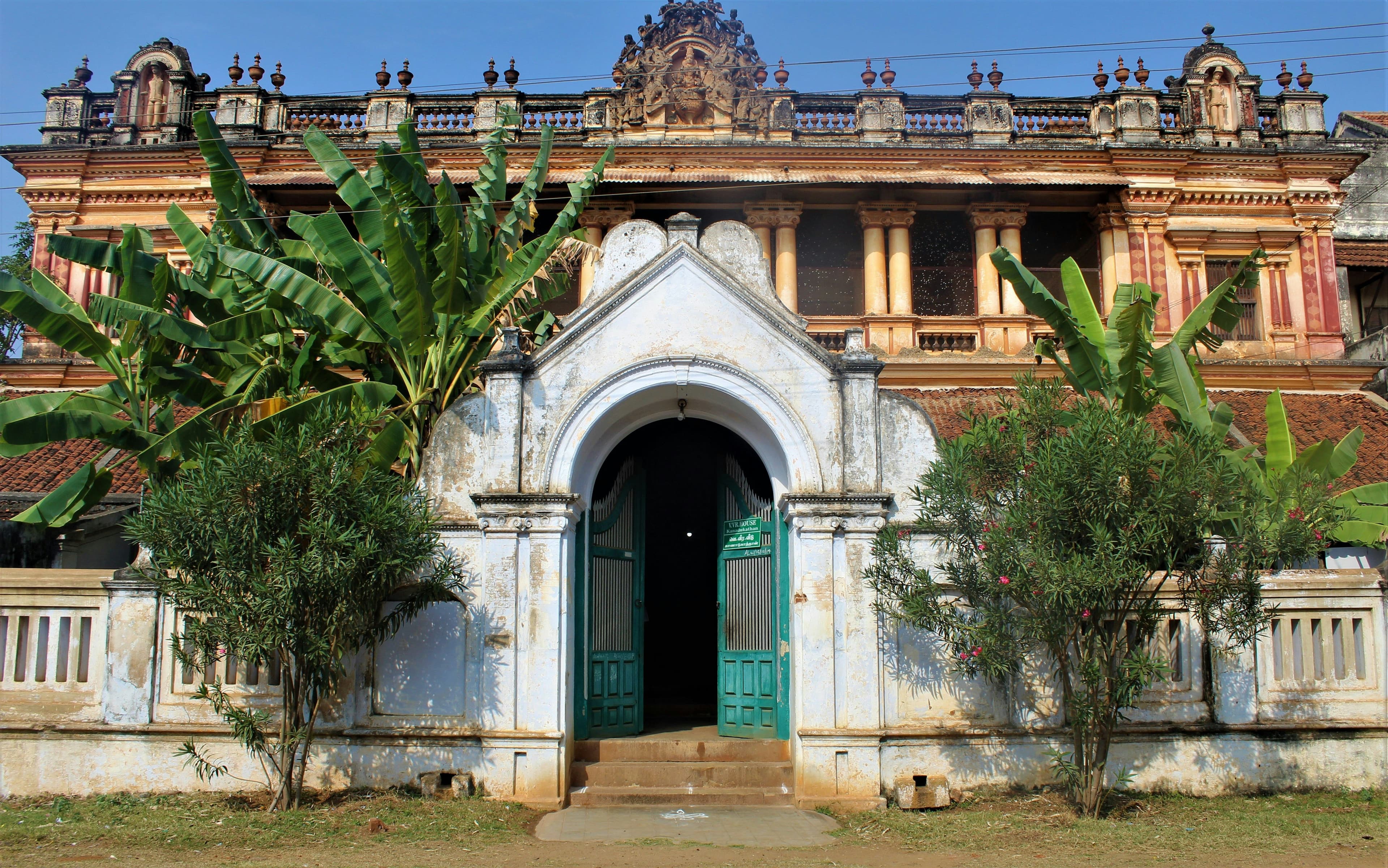 maison Chettinad traditionnelle du Tamil Nadu, Inde, à la façade ocre et bleue, symbole du patrimoine architectural indien