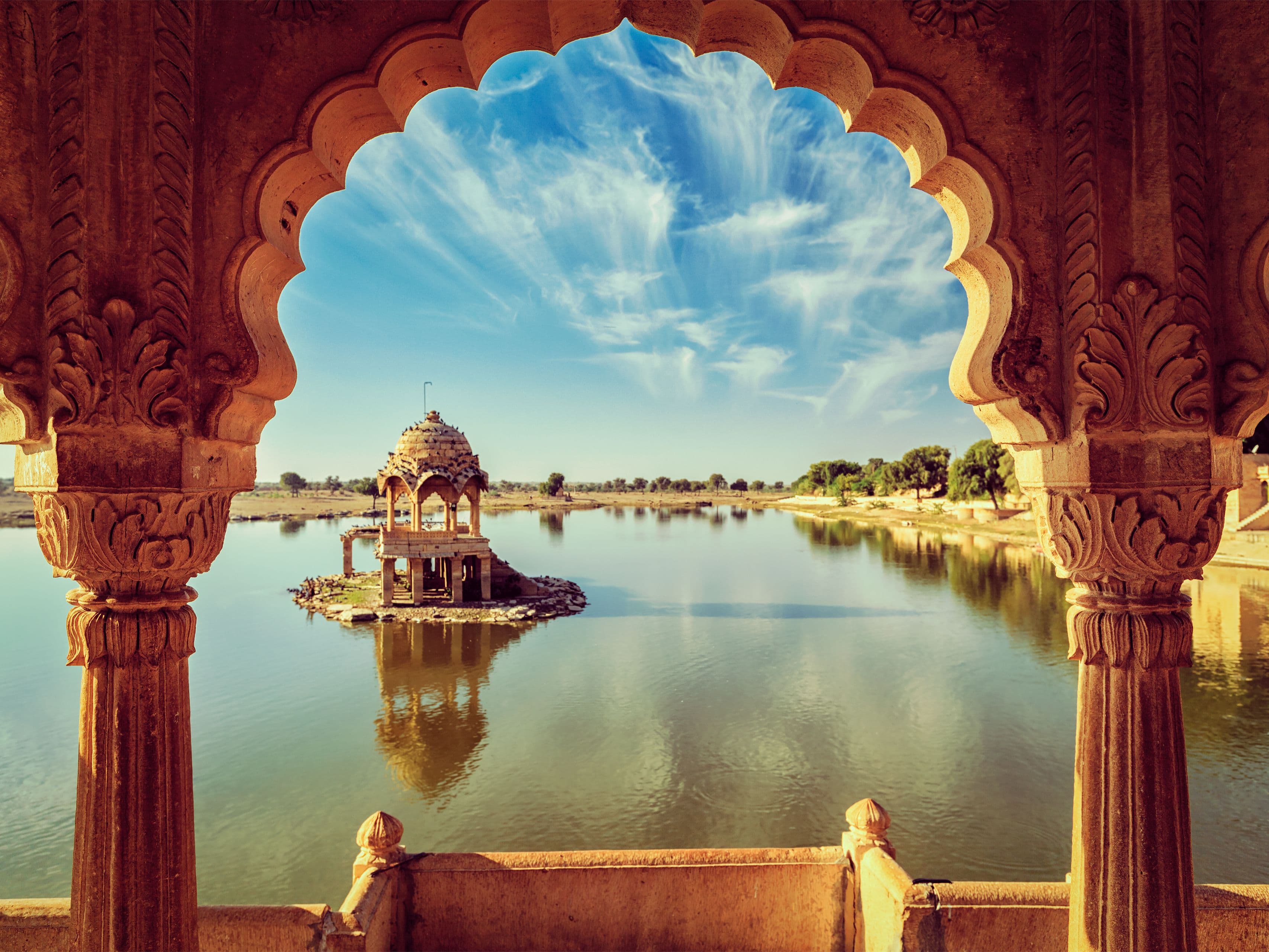 Voyage en Asie – Vue du lac Gadi Sagar au Rajasthan, Inde, lieu paisible et coloré pour un voyage en famille