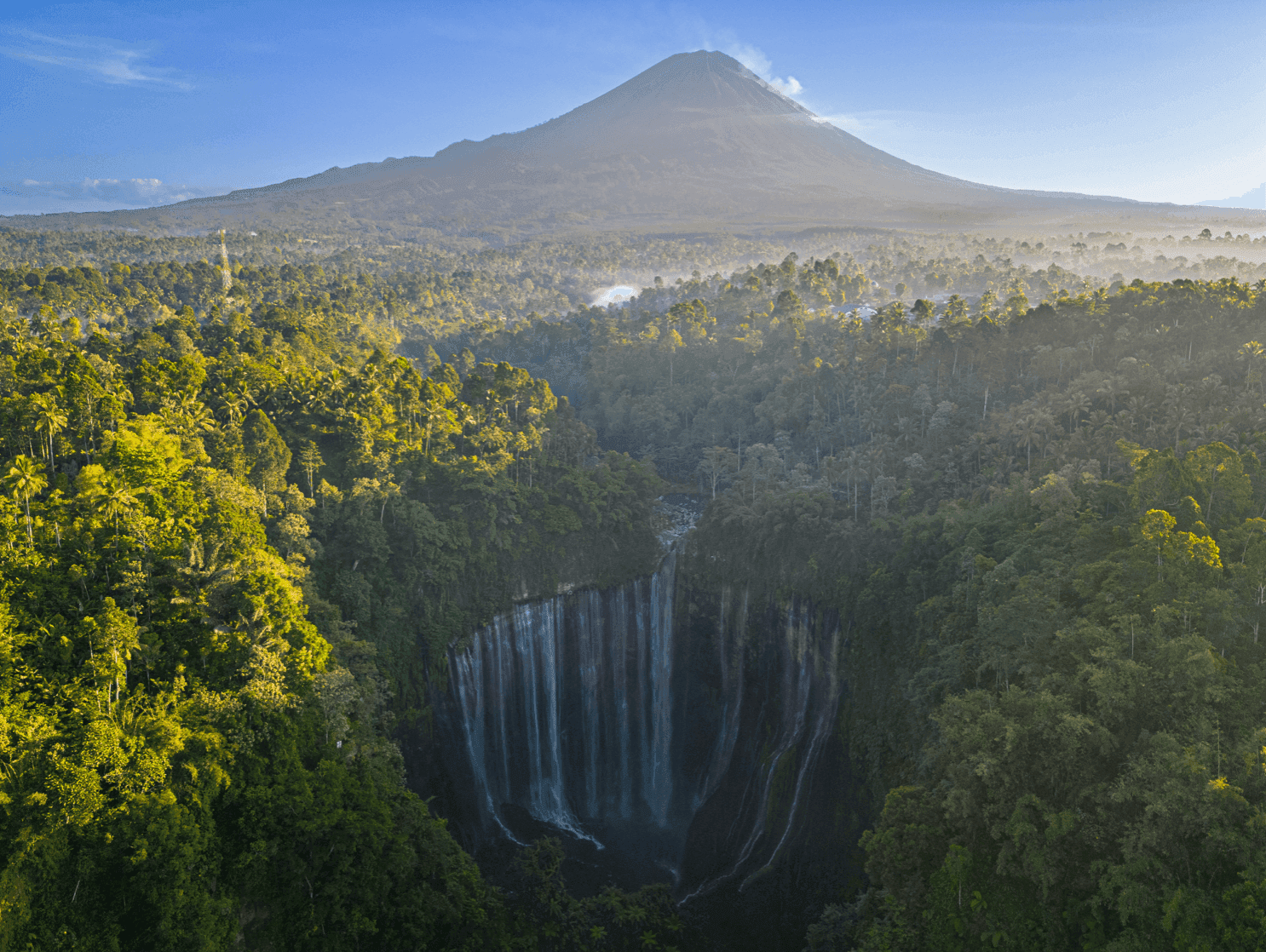 Voyage en Indonésie - cascade Tumpak Sewu « mille chutes » avec 120 mètres de hauteur vue panoramique