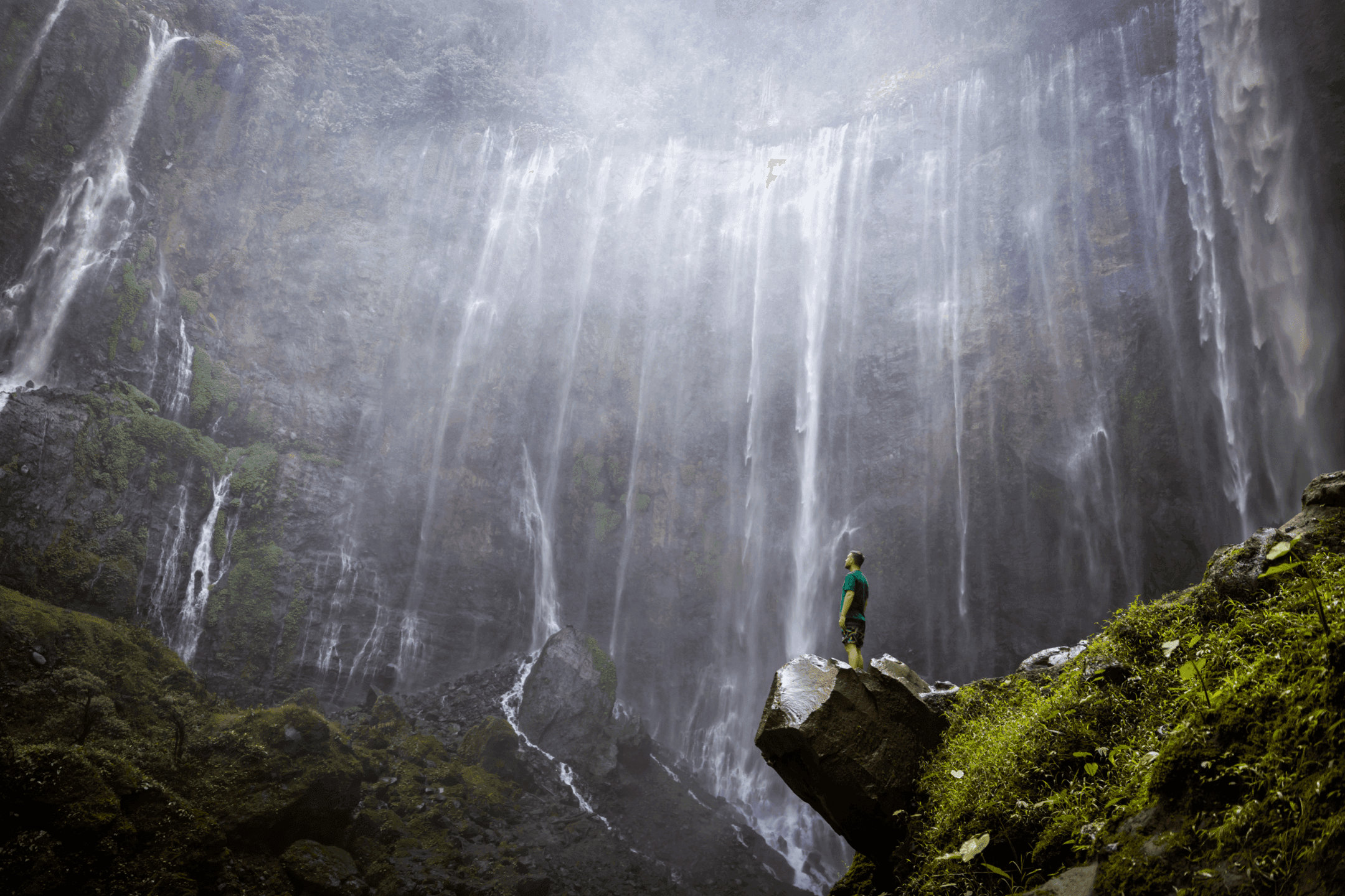 Voyage en Indonésie - paroi semi-circulaire de Tumpak Sewu avec dizaines de rubans d'eau à Lumajang